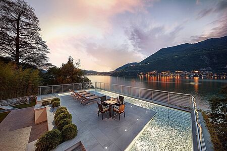 Suite mit zwei Schlafzimmern, atemberaubender Aussicht und eleganten Außenbereichen. Private Außenterrasse und Garten mit Panoramablick auf den Comer See, ideal für lange Aufenthalte und Familien. Perfekt sowohl zum Entspannen als auch zur Unterhaltung ist diese Suite Ihr Zuhause am Comer See. Sie verfügt über zwei Schlafzimmer, eine Kochnische, ein Wohnzimmer und einen Garten sowie eine Terrasse.