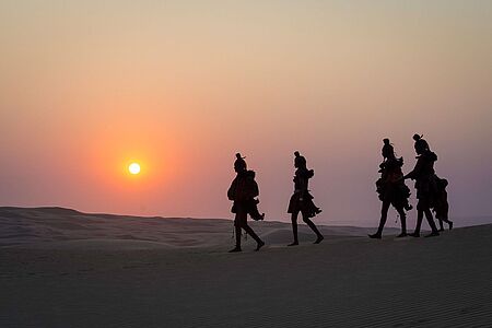 Die Augen der Himba-Kinder werden Sie bestimmt nicht vergessen. Auch nicht ihre Freundlichkeit und die Einfachheit, in der sie leben. Ein erfahrener Guide und Dolmetscher begleitet Sie auf der Tour ins Himba-Dorf und erzählt Ihnen von der Kultur und den Traditionen dieses Volkes. Außerdem erfahren Sie viel über den kulturellen Wandel, mit dem die Himba heute konfrontiert werden.