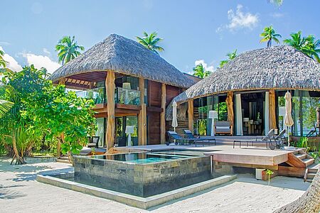 3-Bedroom Beachfront Villa (ca. 246 qm) Die Three Bedroom Beachfront Villa verfügt über dieselbe Ausstattung wie die Two Bedroom Beachfront Villa. Sie bietet zudem ein drittes Schlafzimmer mit separatem Eingang. Das Badezimmer verfügt über eine traumhafte Außenbadewanne. Weitere Highlights sind der große Garten, die Terrasse und der private Pool.