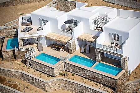 Sechs weitere exklusive alleinstehende Villen verfügen über zwei bis sechs Schlafzimmer, über luxuriöse Bäder mit Regendusche sowie einen Balkon oder eine Terrasse mit wunderschönem Panoramablick über das Meer.