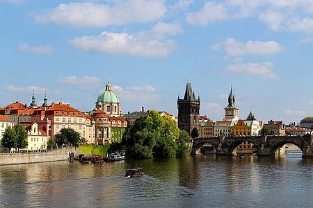 Vom Rathaus mit der berühmten astronomischen Uhr geht’s zum Gemeindehaus - dem schönsten Jugendstilgebäude der Stadt, dann vom Pulverturm übers Hauptpostamt zum geschichtsträchtigen Wenzelsplatz, am Nationaltheater vorbei und zu anderen Highlights wie Betlém-Kapelle, Klementinum, Karlsbrücke, Tanzendes Haus.