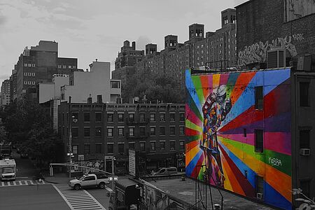 Graffiti Workshop in Brooklyn Wer von Graffitis fasziniert ist, der wird sich in diesem Workshop austoben könne. Denn: Machen Sie sich bereit zum Sprühen! Ein professioneller Urban Artist führt Sie in Brooklyn nicht nur in die Grundlagen der Sprühkunst ein, sondern bringt Ihnen auch die Kultur der Graffiti-Kunst näher. Sie werden selbst ein Leinwandbild erstellen, das Sie selbstverständlich mit nach Hause nehmen können.