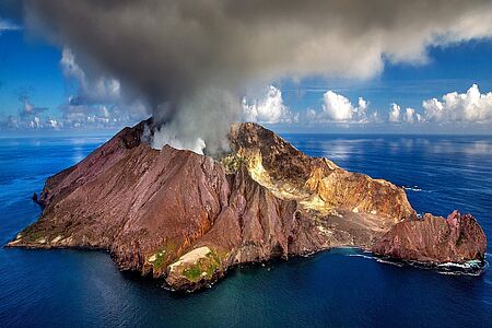 Privater Helikopterflug - White Island und Landung auf dem Mount Tarawera Neuseelands einzige aktive Vulkaninsel ist ein echt heißes Pflaster. Starten Sie den Ausflug von Rotorua aus und halten Sie Ausschau nach der Vulkan Linie, welche die Thermen-Gegend verbindet. Sie landen inmitten himmelhoher Geysire und blubbernder Schlammlöcher und folgen Ihrem Piloten durch eine unwirkliche, mondähnliche Landschaft.