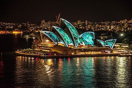 Gold Experience in der Oper, Vorstellung im Joan Sutherland Theatre Das Opera House ist nicht nur kulturell ein absolutes Highlight, sondern auch architektonisch. Starten Sie Ihren Abend mit einer exklusiven Tour durch das Hauptschauhaus und bleiben Sie hier zum Dinner in einem der berühmtesten Restaurants Sydneys. Anschließend: Vorhang auf für eine Aufführung im Joan Sutherland Theatre.