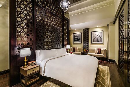 Die traditionellen Backsteinvillen sind elegant und luxuriös eingerichtet und besitzen ein großzügiges Badezimmer mit separater Regendusche und Badewanne. Das Schlafzimmer besticht mit seinem arabischen Flair und im Freien lockt ein privates, voll möbliertes Sonnendeck mit Pool.
