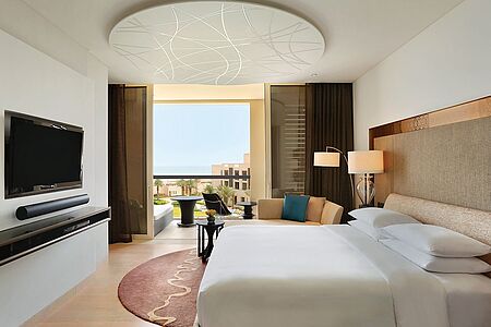 Die Park Suiten sind mit King Betten ausgestattet und verwöhnen den Gast mit Meer- oder Poolblick vom übergroßen Balkon aus.