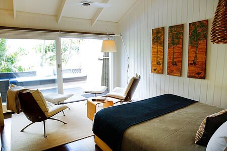 Capella Suite (ca. 45 qm) Die zwei Capella Suiten bietet Ihnen ein großes Schlafzimmer mit integrierter Lounge, einem separatem Badezimmer und einem ausladenden Außenbereich. Hohe Decken und der maritime elegante Stil laden zum Wohlfühlen in einem einzigartigen Ambiente ein. Zudem können Sie sich unter einer eigenen Open-Air Dusche erfrischen.