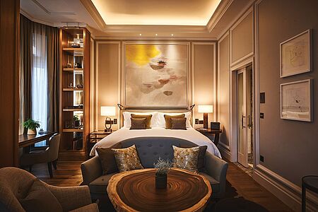 Die vielen Details in der Junior Suite King erzählen die faszinierende Geschichte des Gebäudes. Das gemütliche Kingsize-Bett garantiert Ihnen schöne Träume.