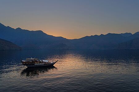 Tradition meets Luxury: An Bord einer omanischen Dhau Exklusivität, Luxus, Privatsphäre: beim Cruise mit der Dhahab Dhau von Six Senses durch die Fjorde von Musandam - auch das Norwegen Arabiens genannt – wird all das wahr. Genießen Sie das Landschaftskino, tauchen Sie ein in azurblaues Wasser, besuchen Sie malerische Fischerdörfer und lassen Sie sich von der Crew verwöhnen.