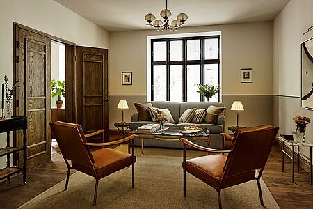 In diesen großen Luxuszimmern umschmeichelt Sie rustikal-eleganter Charme. Schlafzimmer und Lounge sind separiert – letzte ist überaus stilvoll eingerichtet und erlaubt Ihnen gemütliche Stunden allein oder mit Gästen. Auch das Luxusbad setzt neue Maßstäbe.