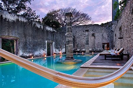 Hacienda Uayamon, a Luxury Collection Hotel Das Luxushotel Hacienda Uayamon, a Luxury Collection Hotel bietet ein gehobenes in der Nähe von berühmten mexikanischen archäologischen Stätten. Genießen Sie das hauseigene SPA, die vielfältigen Speisemöglichkeiten, den ikonischen Swimmingpool und die vielseitigen Zimmer des Hotels.