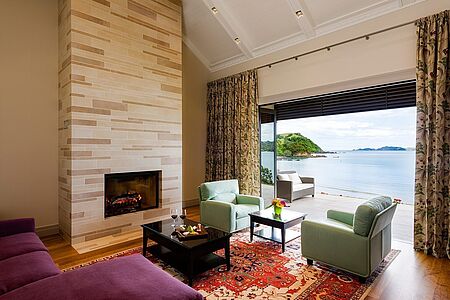 Helena Bay Lodge Inspiriert von der paradiesischen Natur und umsäumt von Wäldern befindet sich die luxuriöse Helena Bay Lodge direkt an der Küste der Nordinsel Neuseelands. Ein atemberaubender Blick über das malerisch blaue Meer wird Ihnen unvergessliche und entspannende Tage bereiten. In den fünf luxuriösen Suiten spiegeln sich viele naturbelassene Farben wider.
