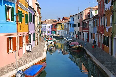 Insel-Hopping durch die Lagune Venedigs Begeben Sie sich aufs Wasser und ergründen Sie bei einer Bootsfahrt zu den Inseln Murano, Torcello und Burano die Geschichte Venedigs und entdecken Sie wunderschönes lokales Kunsthandwerk. Blicken Sie Glasbläsern über die Schulter, bewundern Sie einzigartige Spitzen, bunte Häuser und die faszinierenden Mosaike in der byzantinischen Kathedrale.