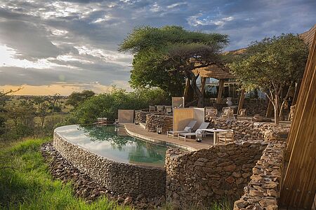Die luxuriöse Singita Faru Faru Lodge ist Teil des Singita Grumeti Reserves und ist traumhaft auf einem Hügel mit Blick auf zwei Wasserlöcher und den angrenzenden Grumeti Fluss gelegen. ede der sieben Suiten ist klimatisiert und mit deckenhohen Panoramafenstern ausgestattet und verfügt über eine Privatveranda mit Teleskop, so dass Sie zu jeder Zeit die Natur und die Tierwelt erleben können. 
