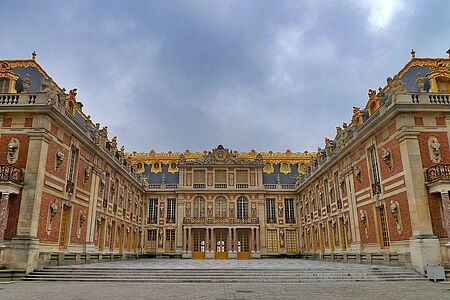 Ausflug zum Schloss Versailles Nicht jeder kommt in den Genuss, die königlichen Gemächer exklusiv besuchen zu dürfen. Bei einer VIP-Tour sind Sie die privilegierten Gäste im Schloss Versailles und dem höfischen Leben von einst ganz besonders nah.