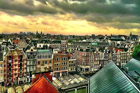 Der Ausblick vom A'DAM Lookout ist atemberaubend. Denn von der Plattform des Hochhauses eröffnet sich den Besuchern ein 360-Grad-Panorama über den Hafen und das historische Zentrum. Wer ein bisschen Nervenkitzel sucht, dem besorgen wir ein Ticket für Europas höchste Schaukel „Over the Edge“.