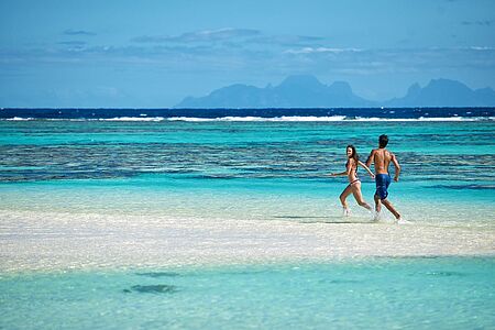 Die kristallblaue Lagune, der schier endlose Sonnenschein, das einzigartige Four Seasons Resort Bora Bora und Sie mittendrin. Nützen Sie die Gelegenheit einer exklusiven Foto-Session für Bilder zum Dahinschmelzen. Der Fotograf kennt die schönsten Motive und weiß, wie Sie sich natürlich und elegant inszenieren - für wunderschöne Erinnerungen.  