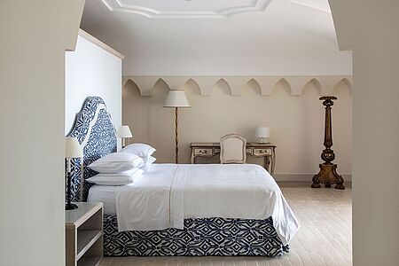 Grand Suite (ca. 80 qm) Die exklusivste Suite befindet sich am Rand der Klippe und bietet einen atemberaubenden Blick auf das Meer. Sie alleine verfügen über eine private Terrasse von 120 m² mit einem unvergesslichen Blick auf die hoteleigene Bucht und die Bucht von San Montano. Hier ist die Exklusivität nicht mehr zu überbieten.