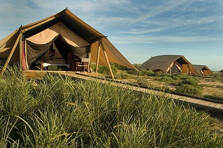 Sal Salis Ningaloo Reef Camp In den Dünen versteckt, behutsam in die Natur eingegliedert und nur wenige Meter von der einmaligen Unterwasserwelt des Ningaloo Reef entfernt liegt das atemberaubende Sal Salis Ningaloo Reef Camp. Inmitten des Cape Range National Parks harmonieren 16 bezaubernd rustikale Zelte perfekt mit der atemberaubenden Natur Australiens.