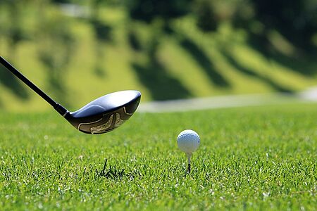 Over The Top Golf Queenstown Auf über 1.300 Metern gelegen bietet Ihnen dieses par 3-golf hole vermutlich die spektakulärste Golferfahrung weltweit! Unter dem Motto "Fly, drive and putt" werden Sie dieses Erlebnis sicher nicht vergessen. Im Paket: eineinhalb Stunden Flug und Spiel mit fünf Bällen. Ein besonderes Highlight, das selbst erfahrene Golferherzen höher schlagen lassen wird!