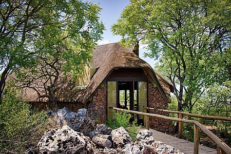 Am südlichen Zipfel des Etosha Nationalparks liegt versteckt im privaten 70.000 Hektar großen Ongava Wildreservat die exklusive Lodge Little Ongava. Entlang eines Bergkammes erbaut, bietet sich Ihnen ein wunderbarer Blick auf die Umgebung. Die Lodge ist der ideale Ausgangspunkt für Ausflüge in die Etosha Pfanne. 