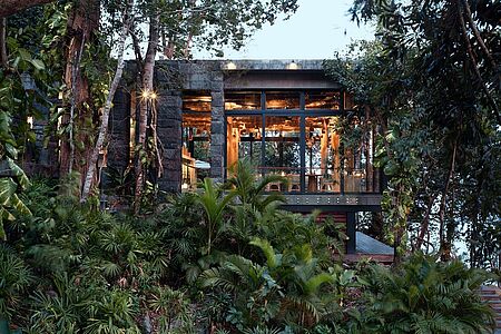 Tree Restaurant Das stilvolle Tree Restaurant ist auf Khmer- und südostasiatische Küche mit Meeresfrüchten spezialisiert. Sämtliche Produkte stammen von lokalen und internationalen Lieferanten, die sich für nachhaltige Anbau- und Fischfangmethoden einsetzen, oder aus dem hoteleigenen Bio-Gemüsegarten.
