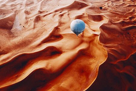 Frühes Aufstehen lohnt sich. In den Morgenstunden sind die Wüstenbewohner aktiv und lassen sich wunderbar vom Heißluftballon aus beobachten, während Sie lautlos über die Dünen schweben. Überraschungsgast ist ein Falke, und Sie erleben live wie der Falkner mit seinem gefiederten Partner arbeitet. Nach der Landung erwartet Sie ein Gourmet-Frühstück und Dune Bashing. Dauer. 6 Std.
