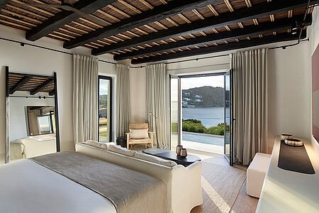 Die Suiten bieten einen unverbauten Blick auf die Ägäis und den majestätischen Sonnenaufgang. Jede Suite öffnet sich zu einer weitläufigen Terrasse mit einem privaten Infinity-Pool, Essbereich und Sonnenliegen. Das Schlafzimmer verfügt über ein Kingsize-Bett, Schlafsofa und TV. Das Badezimmer verfügt über eine Dusche, eine freistehende Badewanne mit Meerblick. Die Außendusche auf der Terrasse ist ebenso ein großartiges Erlebnis.
