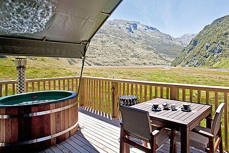 Minaret Station Inmitten des neuseeländischen Nichts befinden sich die vier Luxury Tented Suites der einzigartigen Minaret Station. Hier auf der Südinsel von Neuseeland, umgeben von den neuseeländischen Alpen, können Sie höchste Privatsphäre und Ruhe genießen. In den luxuriösen Suiten, die komfortabel und gemütlich ausgestattet sind, können Sie vollkommen entspannen.
