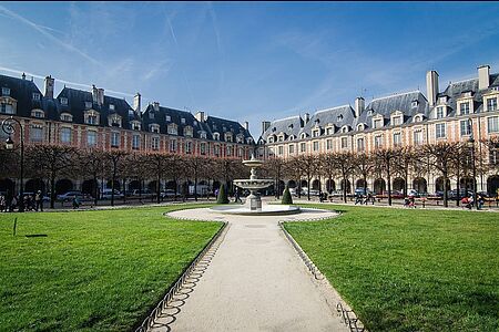 Spaziergang durchs Marais-Viertel Eine privat geführte Tour mit einem deutschsprachigen Guide macht Sie mit dem Marais-Viertel vertraut. Erkunden Sie rund drei Stunden lang den Place des Vosges, das Leben in den Hinterhöfen und die lokale Kunstszene.