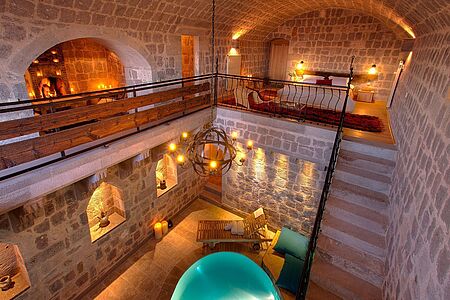 In dieser Suite-Variante wohnen Sie teils über mehrere Etagen und verfügen über eine Terrasse und einen zusätzlichen Balkon, die einen grandiosen Rundumblick gestatten.   