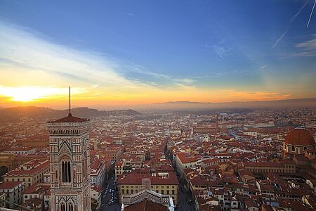 Im Heißluftballon über Florenz Bewundern Sie Dachterrassen, Parks und den Arno, Kirchtürme, Paläste und quirlige Einkaufsstraßen ganz entspannt von oben. Bei einer Fahrt im Heißluftballon schweben Sie buchstäblich über den Dingen und können sich die Highlights aus einer besonderen Perspektive zeigen lassen.
