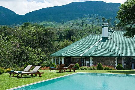Treten Sie ein in das Santani Wellness Kandy in Panwila. Die Lage des Luxushotels ist gigantisch: Inmitten vom grünen Dschungel, hoch oben in den Bergen Sri Lankas. Das Santani Wellness Resort & Spa legt sehr viel Wert auf Nachhaltigkeit und verfügt über Öko-Standards, dennoch stehen den Gästen viele moderne Annehmlichkeit zur Verfügung.