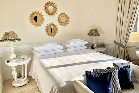 Junior Suite Sea View (ca. 38 qm) Die Junior Suiten befinden sich ebenfalls im alten Turm und verfügen über Fenster mit Blick auf die hoteleigene Bucht und den Poolbereich. Alle Junior Suiten sind geräumig, in modernem Stil eingerichtet und bieten genug Raum, um sich wie zu Hause zu fühlen. Sie verfügen über ein Schlafzimmer und einen separaten Wohnbereich mit Schlafsofa, die Ihren Aufenthalt auf elegante Weise abrunden.
