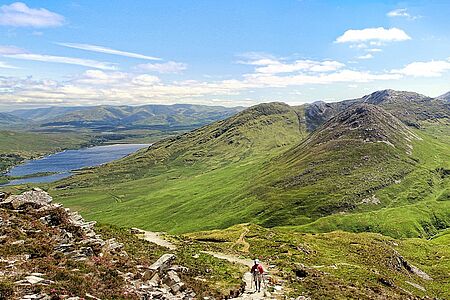 In Connemara an der Atlantikküste macht Irland seinem Ruf als einzigartig schöne und grüne Insel alle Ehre. Erleben Sie den Kontrast von weitläufigen Tälern und kleinen Seen, Moorlandschaften und den Gebirgszügen Twelve Bens und Maamturk Mountains nur wenige Kilometer nordwestlich der viertgrößten Stadt Galway City.