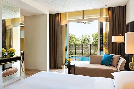 Durch die deckenhohen Fenster des Schlaf- und Wohnzimmers der Garden View Suiten können Gäste die einladenden Gärten des Hotels bewundern. Die Suiten verfügen außerdem über eine große Terrasse, die mit Plunge Pool, Regendusche und Sunbeds aufwartet.