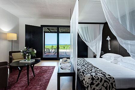 Villa Suite Peonia & Villa Suite Mimosa (ca. 250qm) Die Highlights dieser Villen sind der außergewöhnliche Blick über Ihren Privatpool aufs Mittelmeer und die historische Szenerie der Stadt und die perfekte Mischung von gemütlicher und eleganter Einrichtung der drei Schlafzimmer. Auch hier haben maximal 9 Gäste Platz. Genießen Sie absolute Privatsphäre unter den sizilianischen Sternen.
Oder beziehen Sie die Pool Suite Agave oder die Pool Suite Tilla...