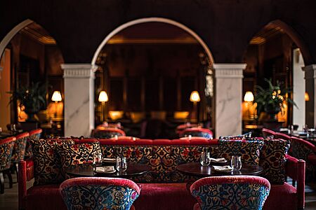 The Restaurant Genießen Sie im eleganten und gleichermaßen lässigen The Restaurant im Erdgeschoss Köstlichkeiten aus aller Welt und fühlen Sie sich dabei ein wenig an das Italien der 1920er-Jahre erinnert, wenn Sie den Blick Richtung Decke schweifen lassen.