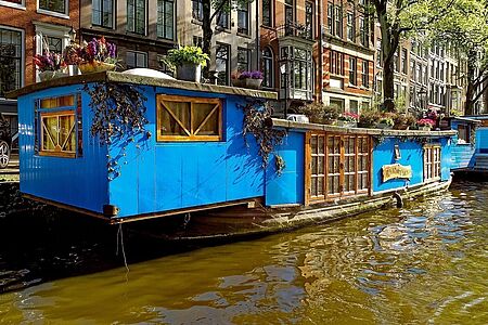 Eine Grachtenfahrt auf dem luxuriösen Salonboot Soeverein ist wirklich ein besonderes Erlebnis. Stilvoll und komfortabel gleiten Sie durch die Kanäle und genießen gleichzeitig ein exklusives Mittagessen im Ambiente des 19. Jahrhunderts. Von den handgemalten Decken bis zu den Kristallkronleuchtern passt alles perfekt zusammen.