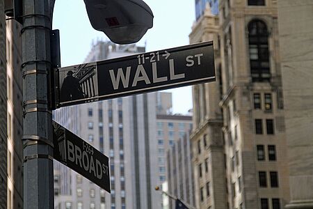 Private Wall Street Experience Tauchen Sie in die Geschichte New Yorks ein und besuchen Sie die legendäre Wall Street. Ein privater Guide erzählt Ihnen vier Jahrhunderte Wall Street-Geschichte, vom niederländischen Handelsposten bis zum globalen Finanzzentrum. Außerdem besuchen Sie die weltberühmten Stätten des Finanzdistrikts, wie die New Yorker Börse und die US-Bundesbank.