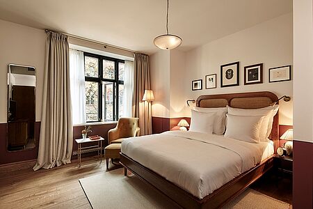 Die Sanders Bedrooms sind wunderschön möbliert und in schlichten Farben gehalten. Neben dem King-Size-Bett stehen Ihnen zusätzlich ein bequemer Polstersessel, eine Minibar und ein sehr geräumiges Badezimmer zur Verfügung. 