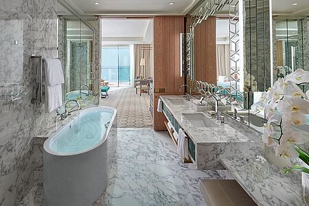 Das Premier Sea View Room bietet einen großen privaten Balkon mit wunderbarem Blick auf den Persischen Golf sowie einen kleinen Sitzbereich. Das Marmorbadezimmer bietet die Wahl zwischen einer Badewanne und einer begehbaren Dusche.