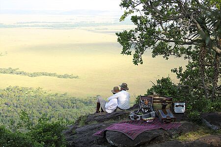 Wer den Film „Out of Africa“ kennt und liebt, wird von dieser Episode begeistert sein: Sie lassen sich genau dort zu einem Picknick nieder, wo das Motiv für das Filmplakat geshootet wurde. Geht’s noch romantischer?