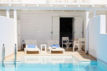 Mediterranean Suite (ca. 80 qm) Diese Suiten sind außerordentlich groß und somit auch großartig. Hier dürfte Sie die Privatterrasse mit zwei Infinity-Pools sowie Jacuzzi sofort begeistern. Und auch die freundliche, zeitgemäße Einrichtung im Innern spiegelt die gewünschte Eleganz wider. Inklusive: der sagenhafte Meerblick.