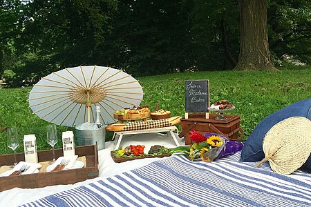 Gourmetpicknick im Central Park Ein edler Korb, eine weiche Decke, feinste Delikatessen und beste Tropfen – Bon Appetit beim Picknick im weltberühmten Central Park. Lassen Sie sich das Beste vom Besten auf der Zunge zergehen. Im Rhythmus der Einheimischen, an einem romantischen Fleckchen mit Privatsphäre.