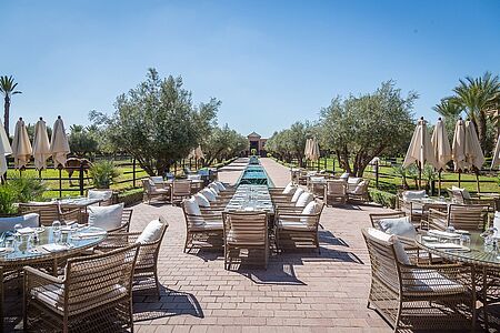Le Pavillon Inmitten der Gärten und mit Blick auf die Stallungen ist der ideale Platz für einen ungezwungenen Lunch. Sonntags wird hier auch Tagesgästen ein Brunch offeriert, der von einer beeindruckenden Pferde-Show begleitet wird. Die Speisekarte hat mediterrane Köstlichkeiten als Hauptbestandteil.
