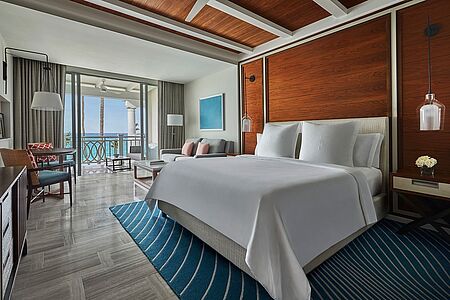 Hartford-Flügel (ca. 33-77qm) Die Zimmer und Suiten des Hartford-Flügels bieten Ihnen einen faszinierenden Blick auf das türkisene Meer und die umliegende Insellandschaft. Die Suiten im Kolonialstil sind mit einem großzügigen Wohn-, Schlaf- und Badezimmer-Bereich ausgestattet, mit King-Size Bett, großer Badewanne und separater Dusche. Auf Ihrem Balkon oder Ihrer Terrasse können Sie herrlich entspannen und sich wohlfühlen.