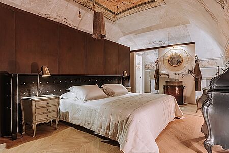 Elegante Zimmer mit einer Größe von 26 m² bis 45 m²; jedes Zimmer spricht von zeitlosem Luxus mit einer künstlerischen Wendung und hoher Aufmerksamkeit für einzigartige Details, sei es die südafri-kanische Boma, die in eine Badewanne verwandelt wird oder die Stufen zu einem türkischen Bad. Entspannen Sie sich und bewundern Sie die Deckenfresken und verlieren Sie sich in der Nostalgie dieses historischen Bauwerks.