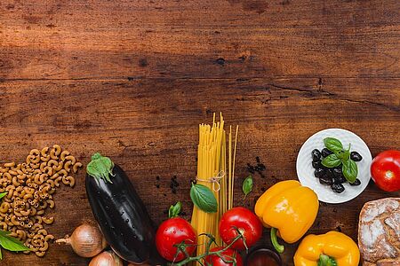 Cooking Class Die italienische Küche gehört zu den beliebtesten der Welt. Aber was ist typisch toskanisch? Und wie bereitet man es zu? Lassen Sie sich bei einem Kochkurs mit einem Experten in einige Raffinessen der lokalen Kochkunst einweihen. Bon appetito dann auch beim Genuss Ihrer selbst zubereiteten Leckerbissen.