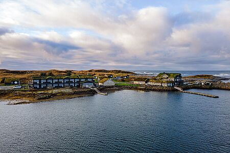 Das Hustadvika Havhotell liegt malerisch an der norwegischen Küste und verbindet modernen Komfort mit traditioneller Gastfreundschaft. Mit Blick auf das offene Meer und umgeben von unberührter Natur bietet es elegante Zimmer, exzellente Kulinarik und eine entspannende Atmosphäre – ideal für Erholung und authentische Küstenerlebnisse.
